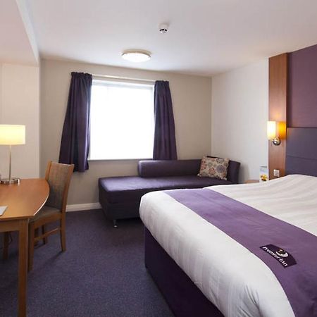 Premier Inn Woking West - A324 Экстерьер фото