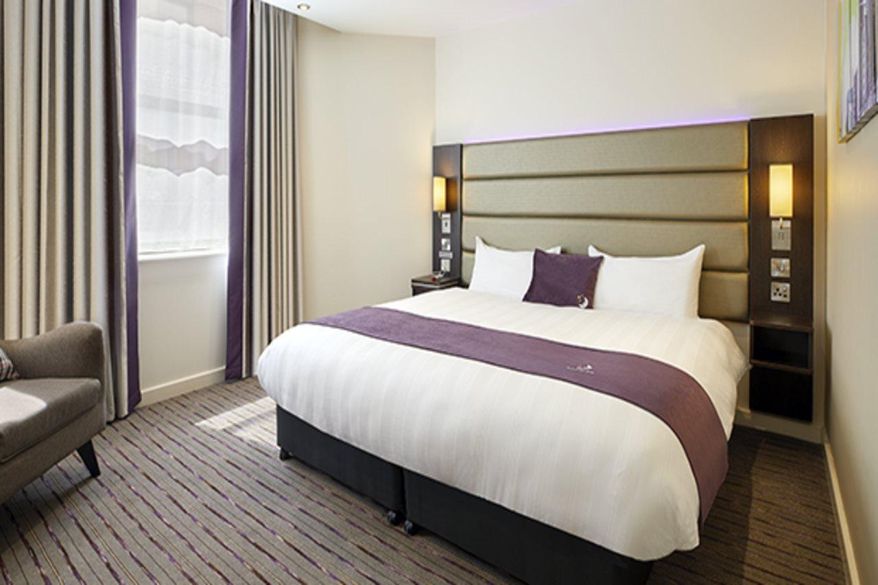 Premier Inn Woking West - A324 Экстерьер фото