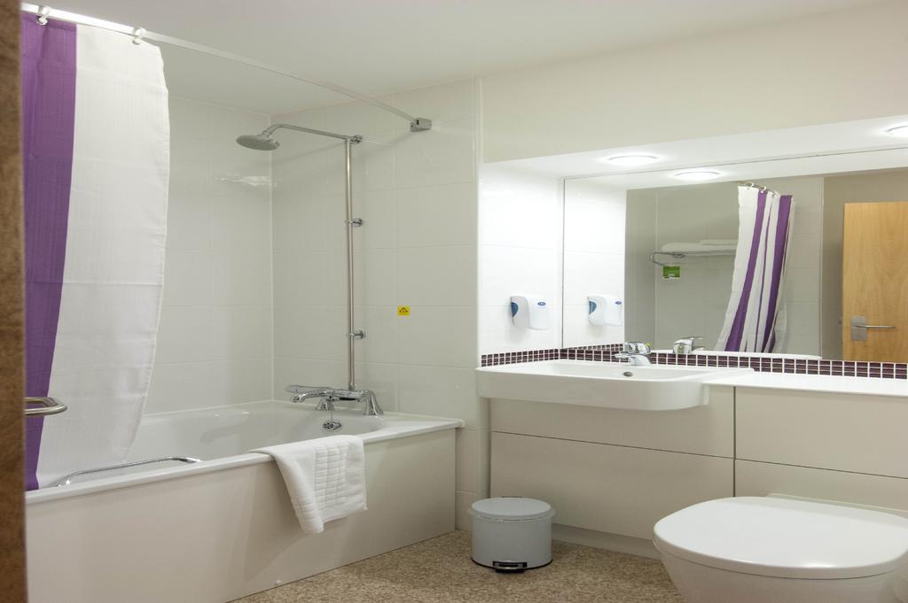 Premier Inn Woking West - A324 Экстерьер фото