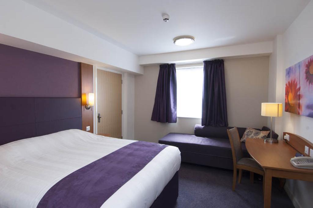 Premier Inn Woking West - A324 Номер фото
