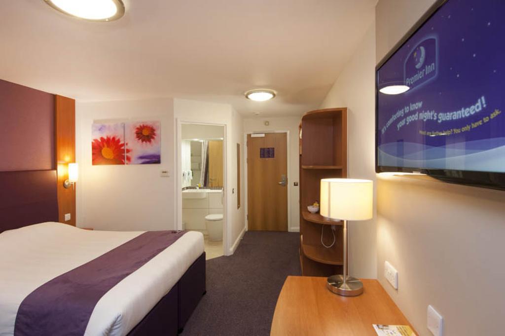Premier Inn Woking West - A324 Экстерьер фото