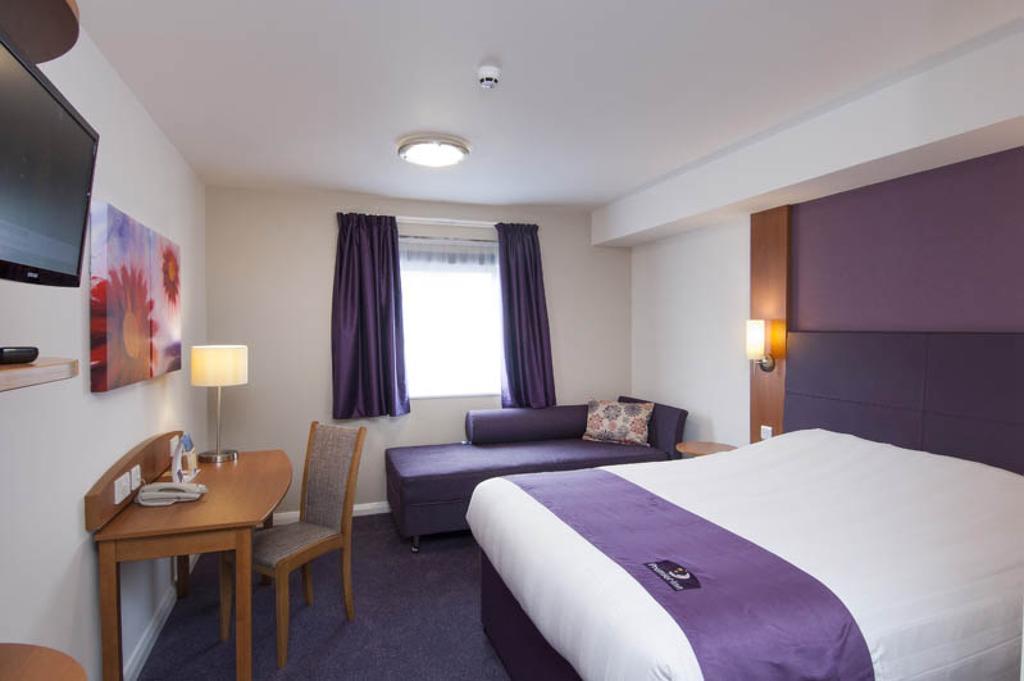 Premier Inn Woking West - A324 Номер фото