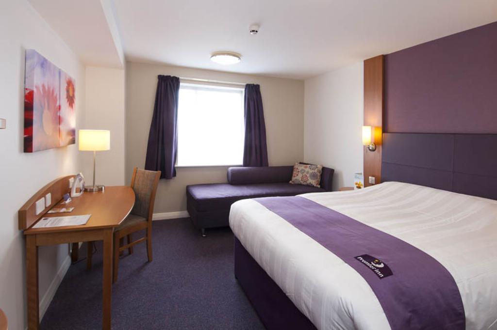 Premier Inn Woking West - A324 Экстерьер фото