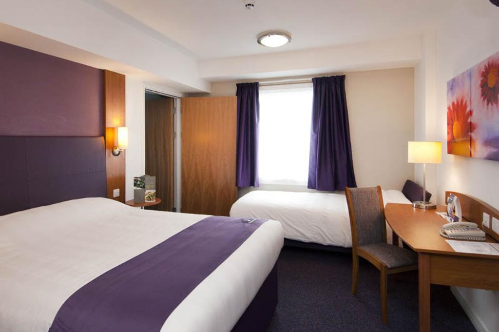 Premier Inn Woking West - A324 Номер фото