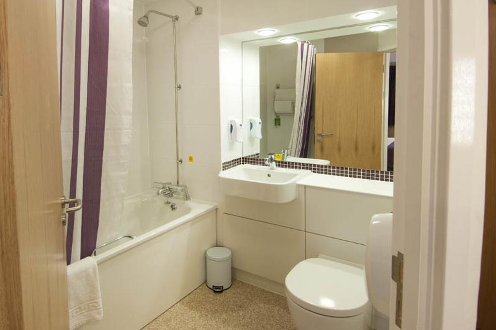 Premier Inn Woking West - A324 Номер фото