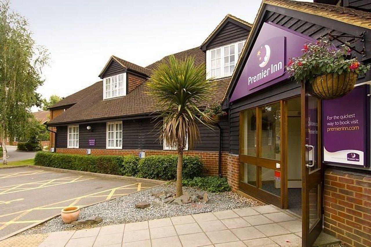 Premier Inn Woking West - A324 Экстерьер фото