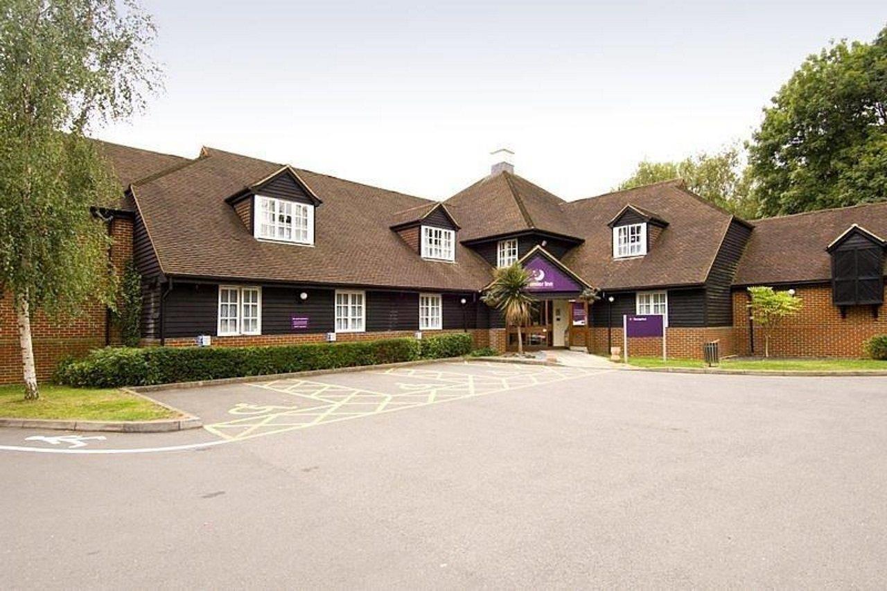 Premier Inn Woking West - A324 Экстерьер фото