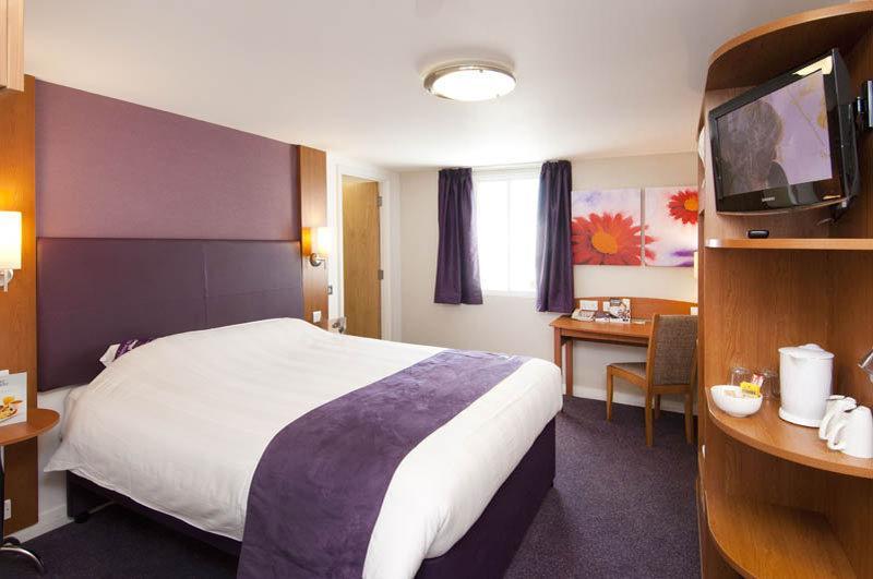 Premier Inn Woking West - A324 Экстерьер фото