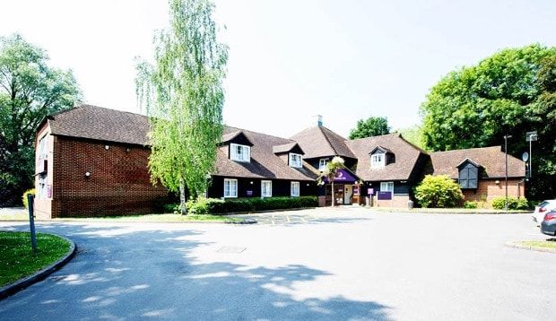 Premier Inn Woking West - A324 Экстерьер фото
